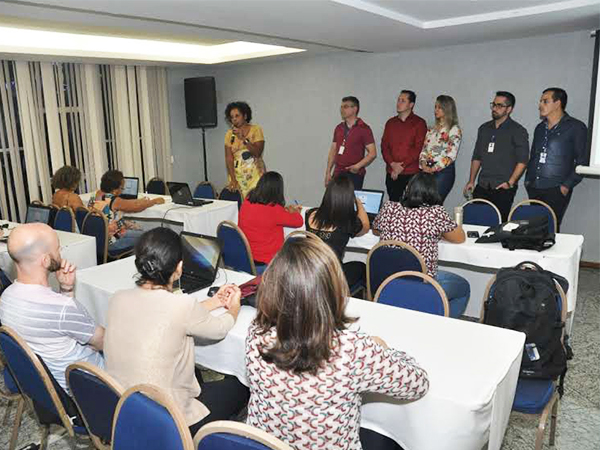 Implanta e CFESS apresentam sistema à agentes 